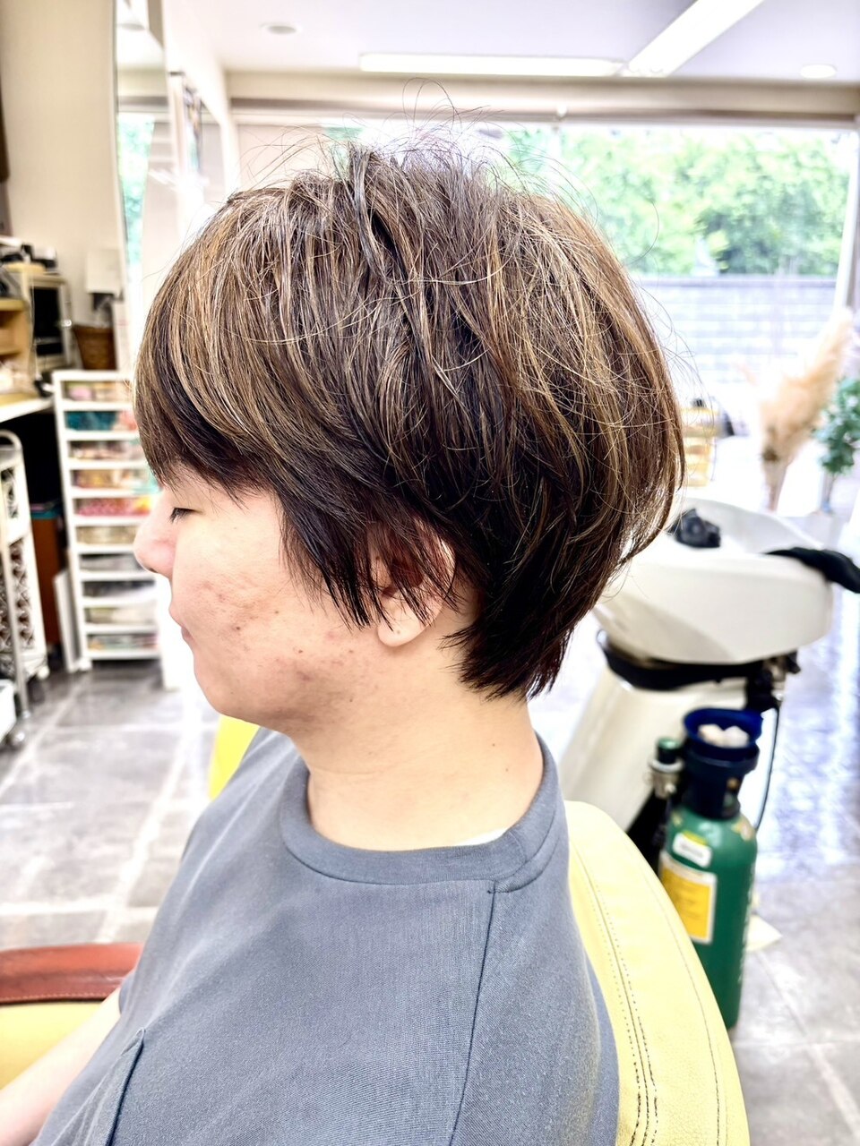 女性のショートヘアスタイル（横向き・ナチュラルボブ）