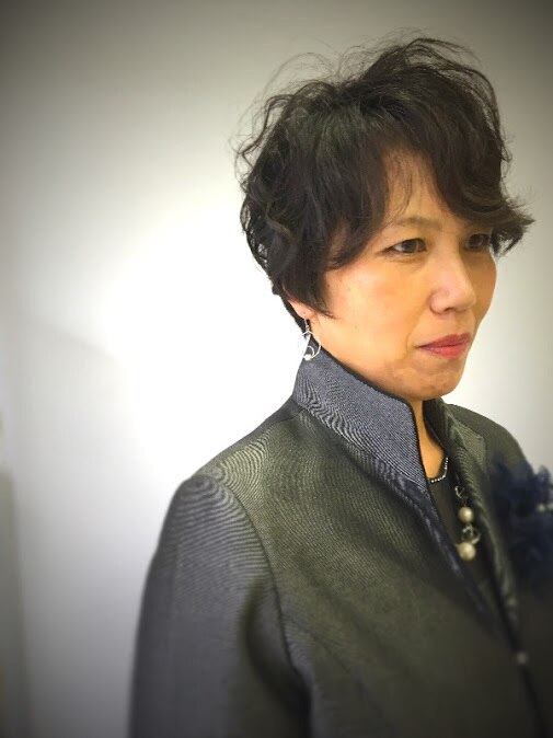 女性のパーマスタイル（暗髪・ミディアム）