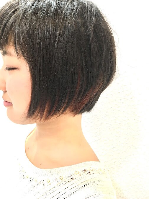 女性のボブスタイル（ナチュラル・後ろ向き）