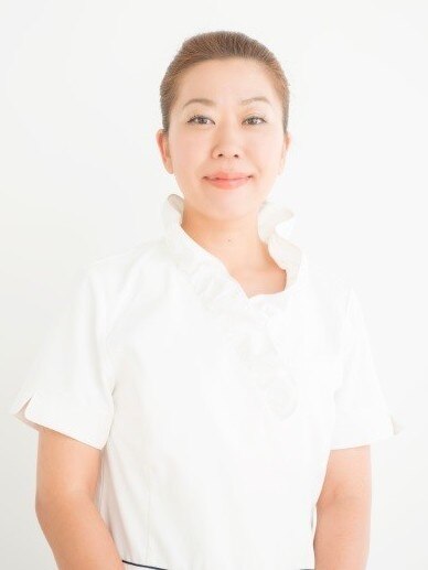 スタッフ・阿原優子オーナーのポートレート（白いユニフォーム）